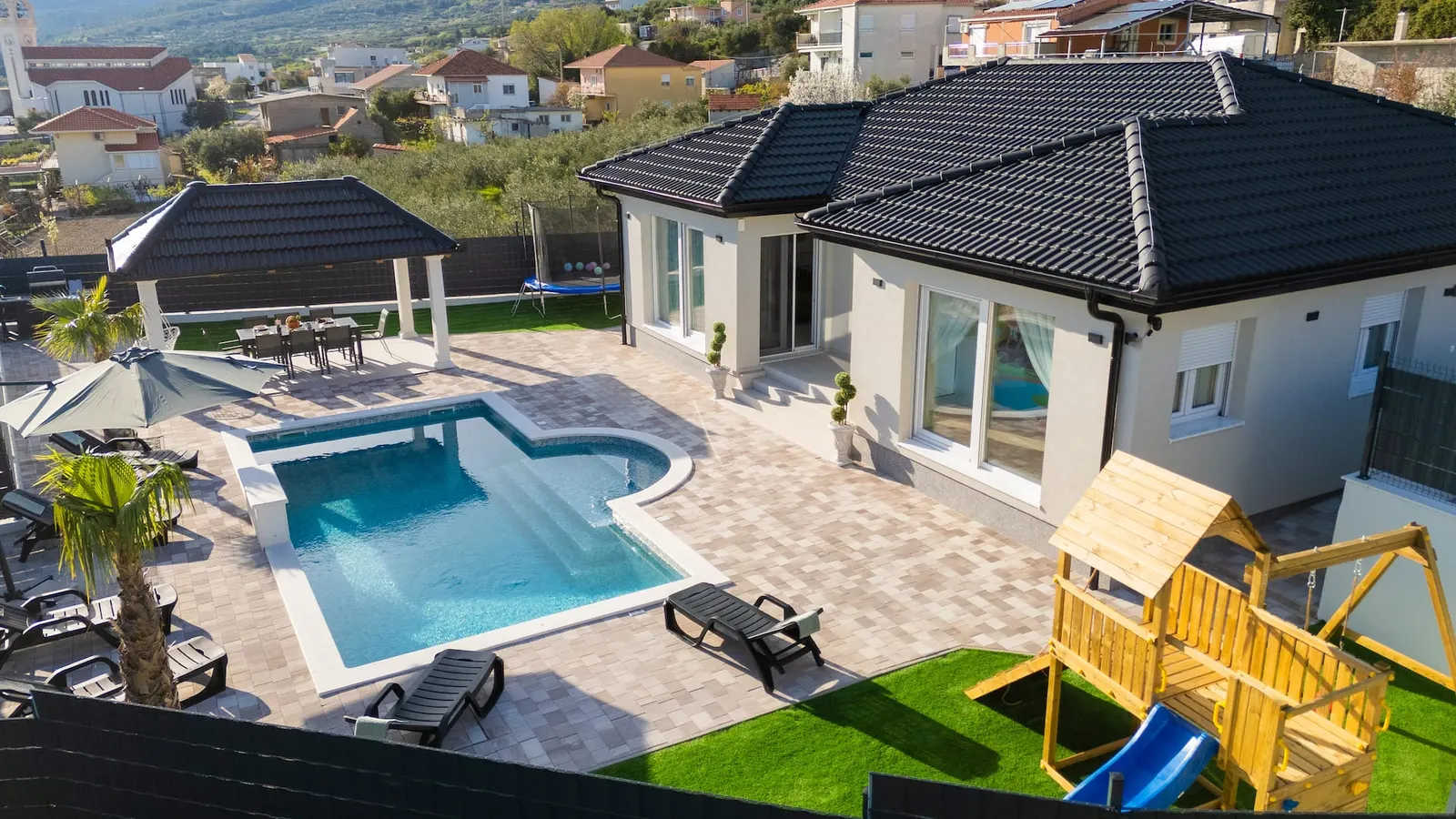 Vila s bazenom iz zraka